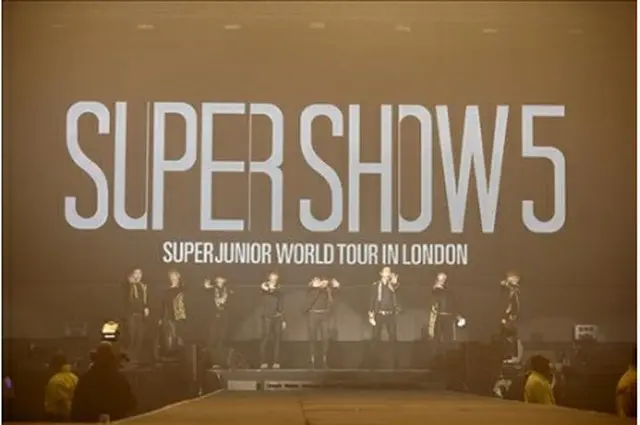 公演を行う「SUPER JUNIOR」＝9日、ロンドン（聯合ニュース）