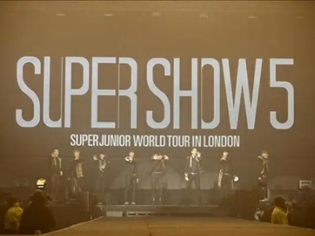 公演を行う「SUPER JUNIOR」＝9日、ロンドン（聯合ニュース）