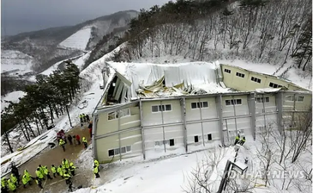 屋根が崩落した講堂＝18日、慶州（聯合ニュース）