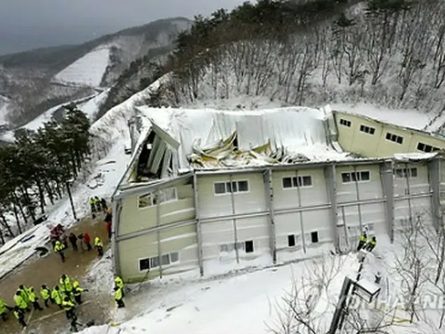 屋根が崩落した講堂＝18日、慶州（聯合ニュース）