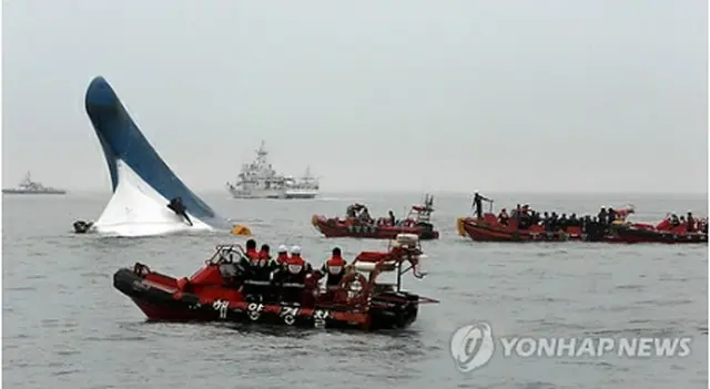 救助作業を行っている海洋警察＝16日、珍島（聯合ニュース）