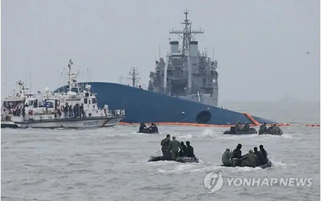 沈没した旅客船。海洋警察などは行方不明者の捜索を続けている＝17日、珍島（聯合ニュース）