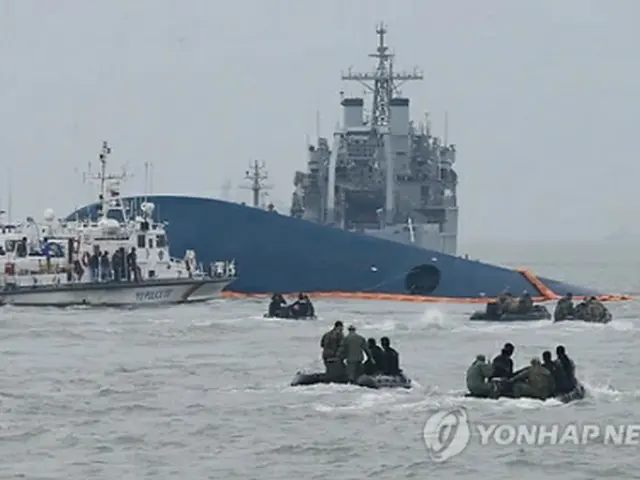 沈没した旅客船。海洋警察などは行方不明者の捜索を続けている＝17日、珍島（聯合ニュース）