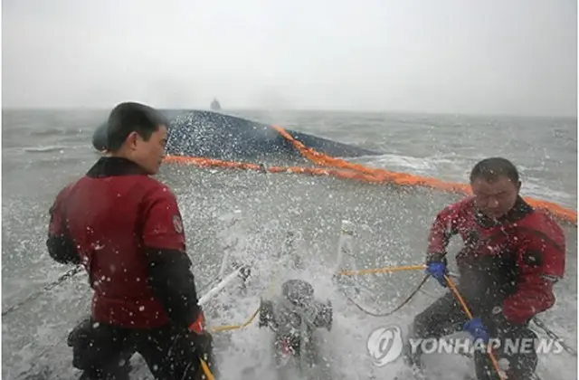 沈没船への進入準備をする捜索隊＝１７日、珍島（聯合ニュース）