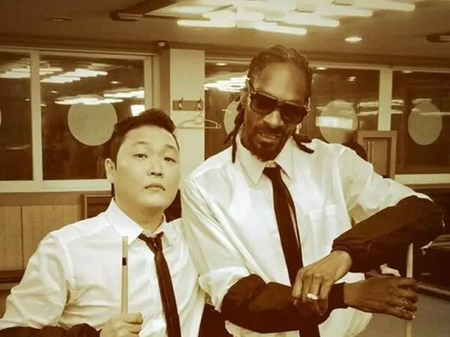 PSY（左）とスヌープ・ドッグ