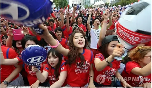 COEX前の永東大路交差点で街頭応援を行う韓国サポーター＝18日、ソウル（聯合ニュース）