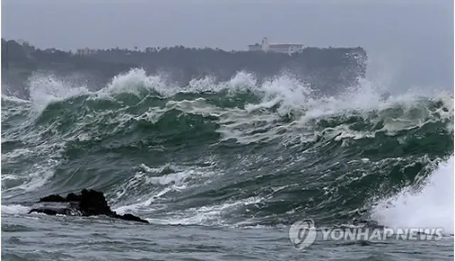 西歸浦沖に押し寄せる波＝9日、西歸浦（聯合ニュース）