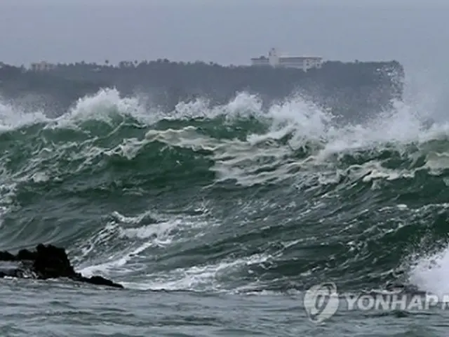 西歸浦沖に押し寄せる波＝9日、西歸浦（聯合ニュース）