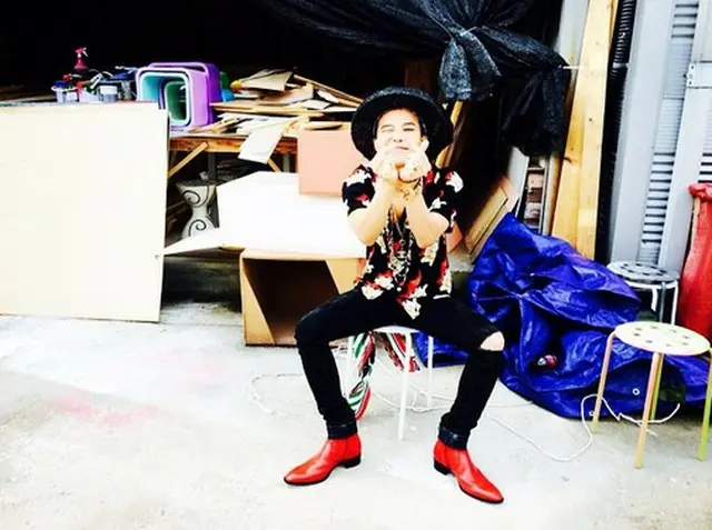 ファンにハートを送るG-DRAGON（G-DRAGONのInstagramより）