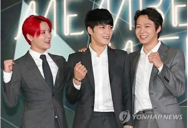 ファン博覧会の開幕式に登場したJYJ（左からジュンス、ジェジュン、ユチョン）＝31日、ソウル（聯合ニュース）