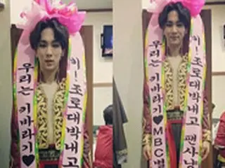 「SHINee」Key、ミュージカル初公演の記念して”人間花輪”に変身