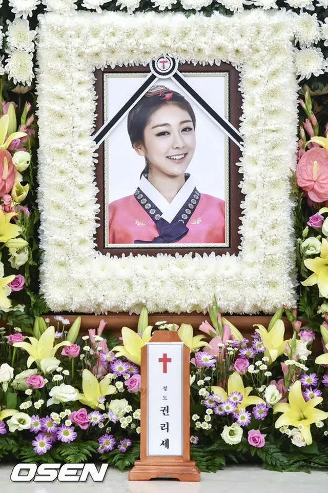 韓服姿で明るい笑顔を見せる「LADIES' CODE」故リセの祭壇（提供:OSEN）