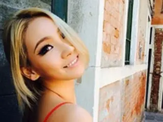 「2NE1」CL、これぞまさに見返り美人！