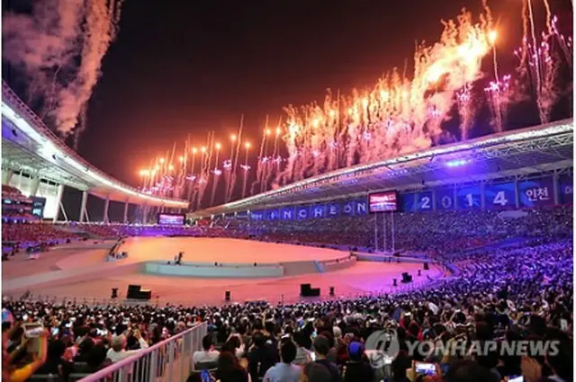 仁川アジア大会開会式で華麗な花火が打ち上げられ、会場を盛り上げた＝19日、仁川（聯合ニュース）