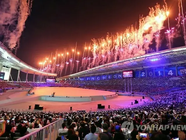 仁川アジア大会開会式で華麗な花火が打ち上げられ、会場を盛り上げた＝19日、仁川（聯合ニュース）