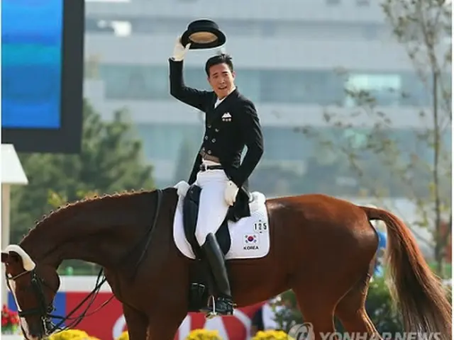 観衆にあいさつするキム・ドンソン＝20日、仁川（聯合ニュース）