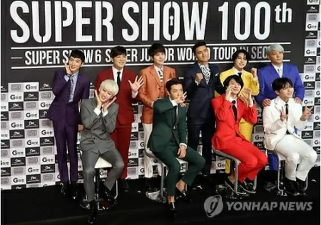 記者会見を行う「SUPER JUNIOR」＝21日、ソウル（聯合ニュース）