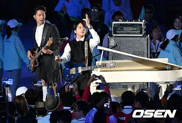 人気バンド「CNBLUE」は4日午後、「アジア大会2014韓国仁川」の閉幕式で祝賀公演を行なった。（提供:OSEN）