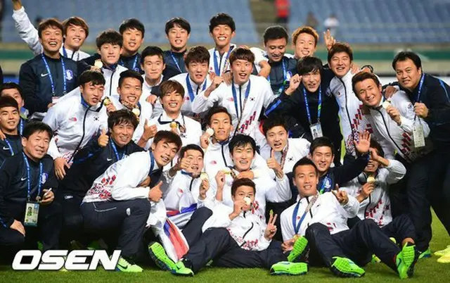 2014仁川アジア大会で28年ぶりに金メダルを手にした韓国サッカー代表（提供:OSEN）