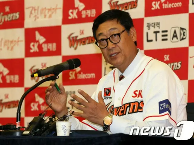 韓国プロ野球・金用煕（キム・ヨンヒ）SKワイバーンズ新任監督が、最終練習から本格的にチームの指揮に出る。