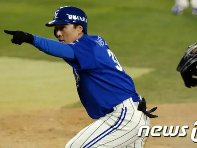 日本プロ野球界で活躍した後、現在は韓国プロ野球チーム 三星ライオンズ 所属の李承ヨプ（イ・スンヨプ）が、視覚障がい者の始球者と感動の再会を果たす。