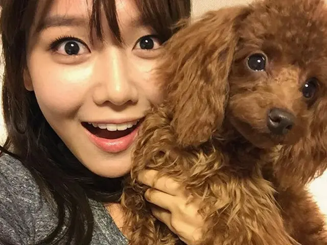 韓国ガールズグループ「少女時代」スヨンが19日午後、自身のInstagram（インスタグラム）に愛犬とのセルカ（セルフカメラ/自分撮り）を公開した。（提供:OSEN）