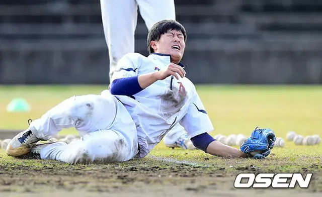 20日、韓国プロ野球・斗山ベアーズ‎が、日本の宮崎県・西都原運動公園野球場で2014年最後のキャンプを行う。写真はキム・ガンリュル（26）が守備の特訓を受けている。