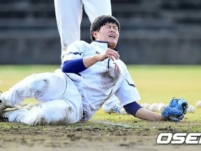 20日、韓国プロ野球・斗山ベアーズ‎が、日本の宮崎県・西都原運動公園野球場で2014年最後のキャンプを行う。写真はキム・ガンリュル（26）が守備の特訓を受けている。