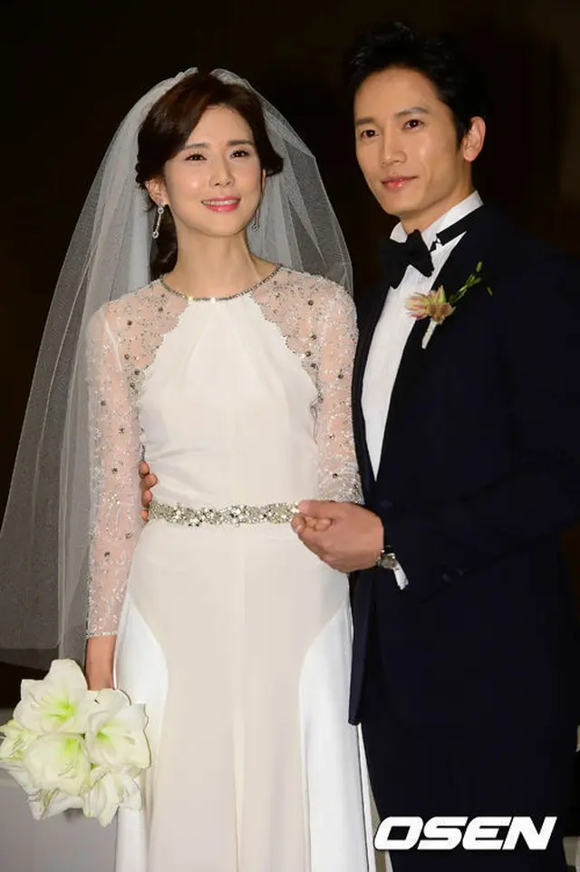 俳優チソン（右）と女優イ・ボヨン（左）夫婦が結婚1年で妊娠という知らせにネットユーザーからの祝福が相次いでいる。（提供:OSEN）