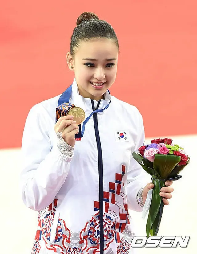 “韓国新体操界の妖精”ソン・ヨンジェ（20歳、延世大学）が、2014年を輝かせた最高の女性体育人に選ばれた。（提供:OSEN）