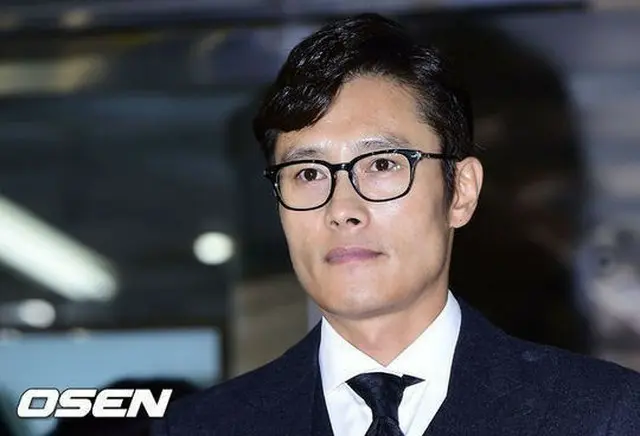 韓国俳優イ・ビョンホン（44）を脅迫した容疑で拘束起訴されたモデルのイ・ジヨン（24）とガールズグループ「GLAM」ダヒ（20）が懲役3年の求刑を言い渡された。