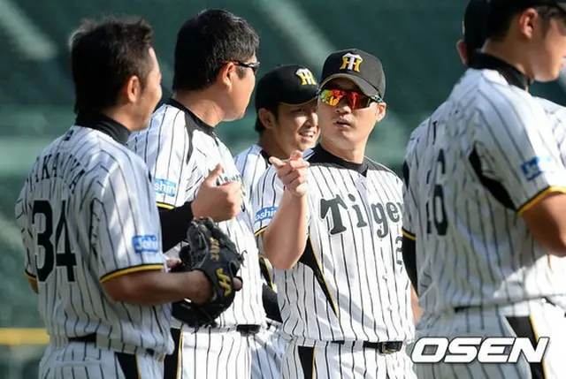 阪神タイガースの守護神・呉昇桓（オ・スンファン、33）が日本プロ野球2度目のシーズンを控えてグアムで自主トレをしている中、阪神の若い投手たちも合流する。（提供:OSEN）