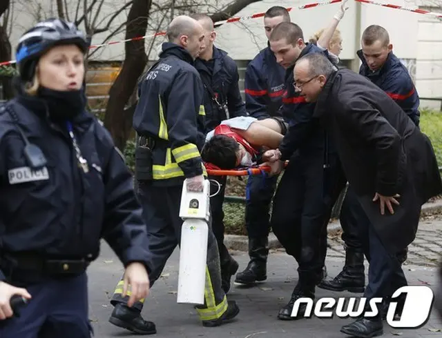 韓国政府は8日、フランス・パリにある週刊紙「シャルリー・エブド」本社で発生した銃撃事件について「衝撃を禁じえない」とし、強く非難した。（画像は事件発生当時のようす）