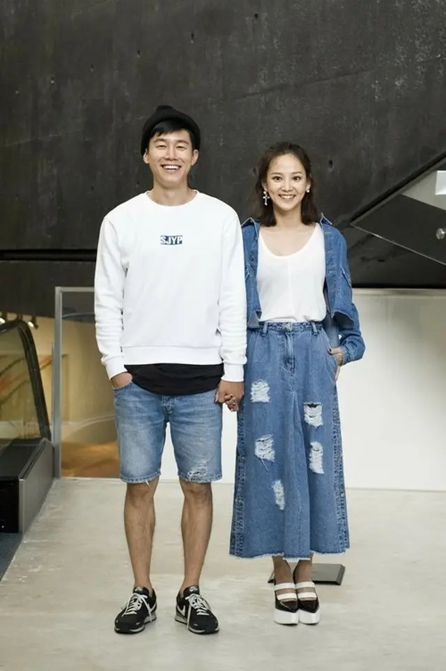 先ごろ、結婚を発表した韓国俳優キム・ムヨル（32）と女優ユン・スンア（31）が演劇デートを楽しんだ。