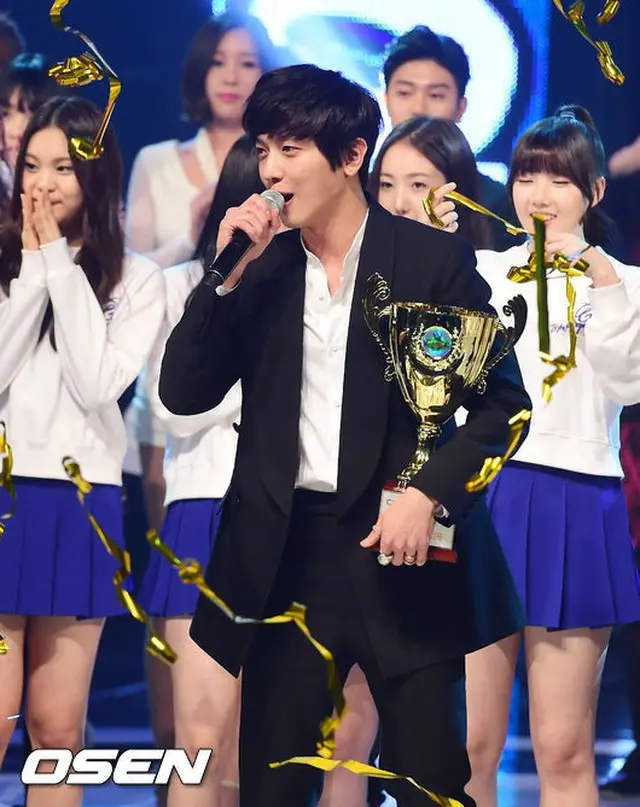 人気バンド「CNBLUE」メンバーのヨンファが、MBCミュージックの音楽番組「SHOW CHAMPION」で1位を獲得した。（提供:OSEN）