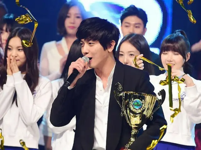 人気バンド「CNBLUE」メンバーのヨンファが、MBCミュージックの音楽番組「SHOW CHAMPION」で1位を獲得した。（提供:OSEN）