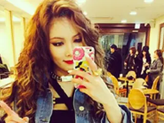 「4Minute」ヒョナ、ウェービーヘアに濃厚メイクで“セクシーさ全開”