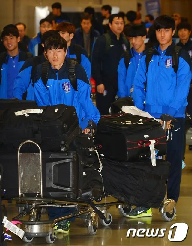 急性白血病により、サッカーU-22韓国代表監督から退いたイ・グァンジョン前監督（51）へ優勝トロフィーを捧げると誓った選手団が9日、帰国した。