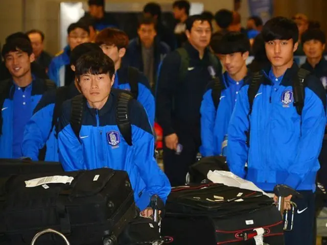 急性白血病により、サッカーU-22韓国代表監督から退いたイ・グァンジョン前監督（51）へ優勝トロフィーを捧げると誓った選手団が9日、帰国した。