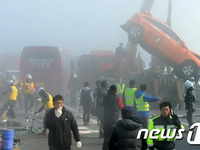 仁川国際空港近くの永宗大橋で11日午前、濃霧による105台が絡む玉突き事故発生し、気象庁による霧特報についての実効性の低さが浮き彫りとなった。