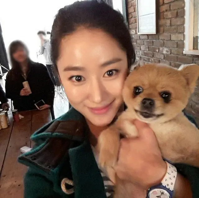 韓国女優で歌手のチョン・ヘビン（31）が、伴侶犬との2ショット写真を公開し、捨て犬保護の先頭に立った。（提供:OSEN）