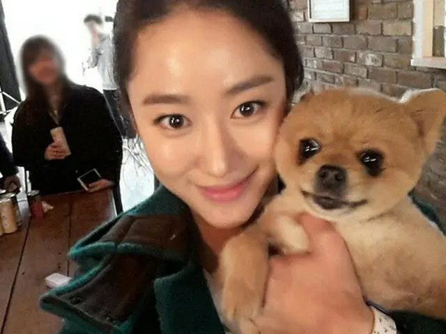 韓国女優で歌手のチョン・ヘビン（31）が、伴侶犬との2ショット写真を公開し、捨て犬保護の先頭に立った。（提供:OSEN）