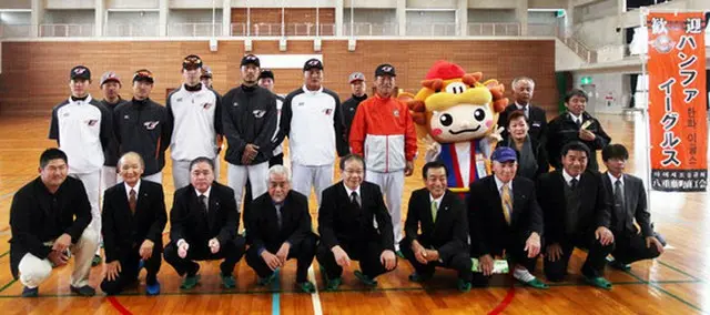 韓国プロ野球ハンファ・イーグルスの選手団は16日午前9時、沖縄県八重瀬町東風平野球場内室内体育館で行われたキャンプ歓迎会に参加した。（提供:OSEN）