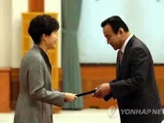 新首相に任命状授与　午後にも内閣改造か＝韓国