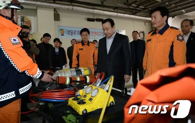 韓国の李完九（イ・ワング）首相（写真中央）は18日、「ニセの防火服を納品する行為は、いかなる理由でも説明できない犯罪行為である」と指摘した。（提供:news1）