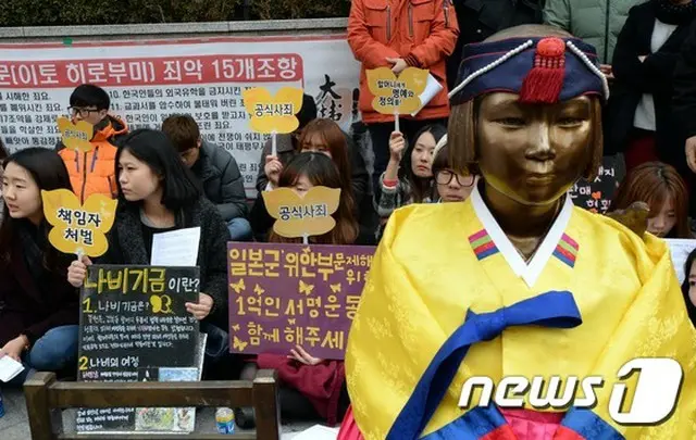 旧正月を迎えるにあたり、水曜デモ参加者が少女像に韓国の伝統服である韓服（ハンボク）を着せた。（提供:news1）