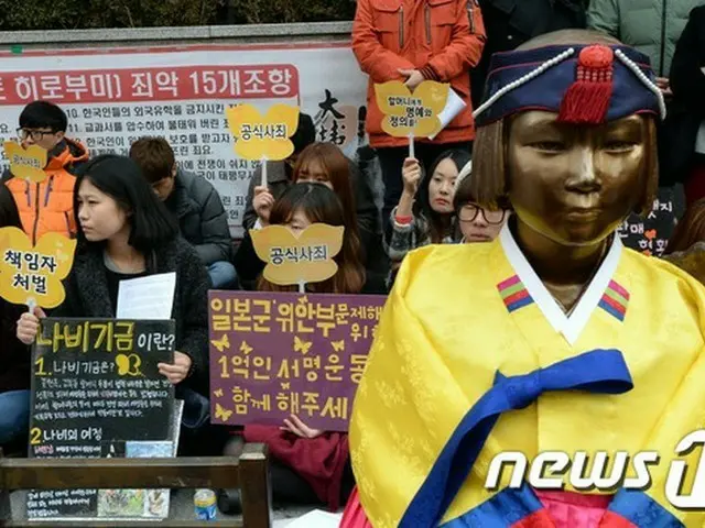 旧正月を迎えるにあたり、水曜デモ参加者が少女像に韓国の伝統服である韓服（ハンボク）を着せた。（提供:news1）