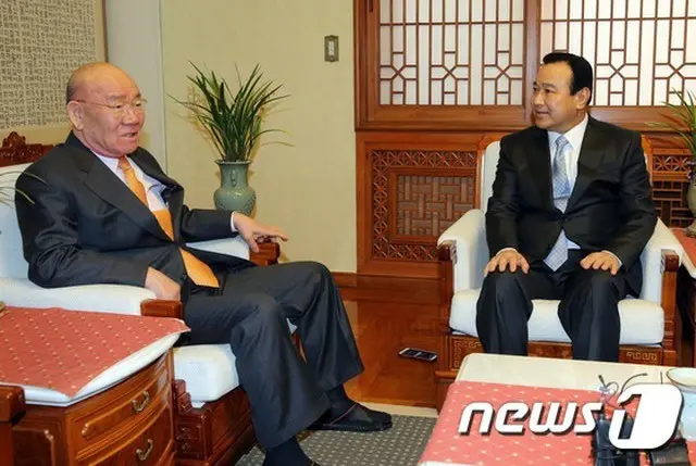 韓国の李完九（イ・ワング）首相（写真右）が、旧正月の19日午前、ソウル市内にある全斗煥（チョン・ドゥファン）元大統領（写真左）の自宅を訪ね、新年のあいさつをした。（提供:news1）