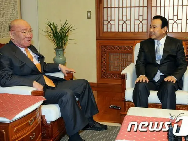 韓国の李完九（イ・ワング）首相（写真右）が、旧正月の19日午前、ソウル市内にある全斗煥（チョン・ドゥファン）元大統領（写真左）の自宅を訪ね、新年のあいさつをした。（提供:news1）