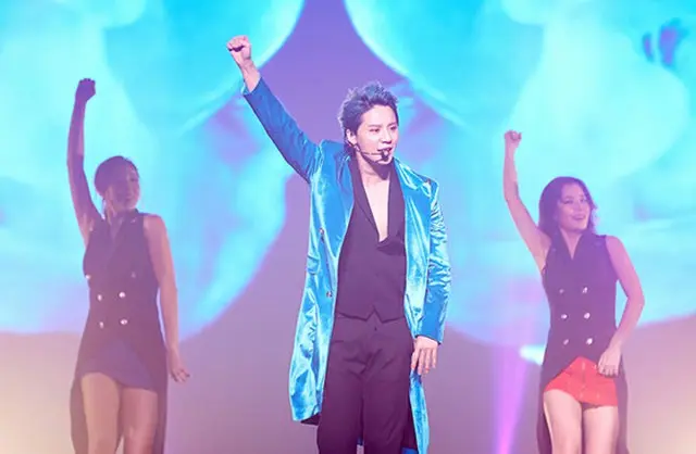 人気グループ「JYJ」のジュンスが、アジアツアーのソウル公演で新曲「FLOWER」を披露する。（提供:OSEN）